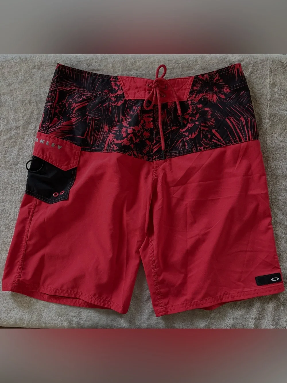 Oakley Men’s Red and Black Floral Waist Swim Board Shorts Size 32